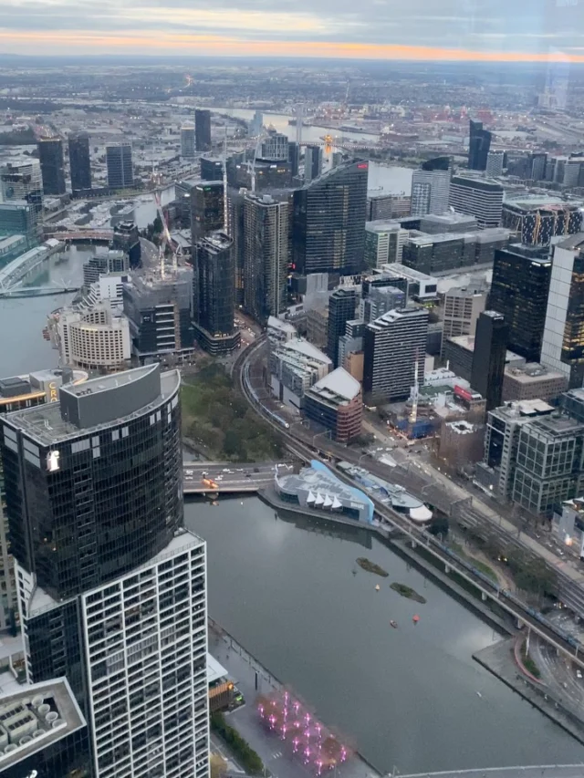 👀 Watch as we spy on the Crown Christmas River Show happening from Melbourne Skydeck. *swipe left*

🚶🏻‍♀️Before or after you go see the river show make a stop here as it is less than a 10min walk from each other! On level 88, see if you can spot sparkling Christmas lights as you tower over the city! 

✅ Christmas River Show - Daily from 28 November - 25 December, 9-11pm
✅ Melbourne Skydeck - Open daily from 12pm -10pm

#melbournechristmas #melbourneskydeck #whatsonmelbourne