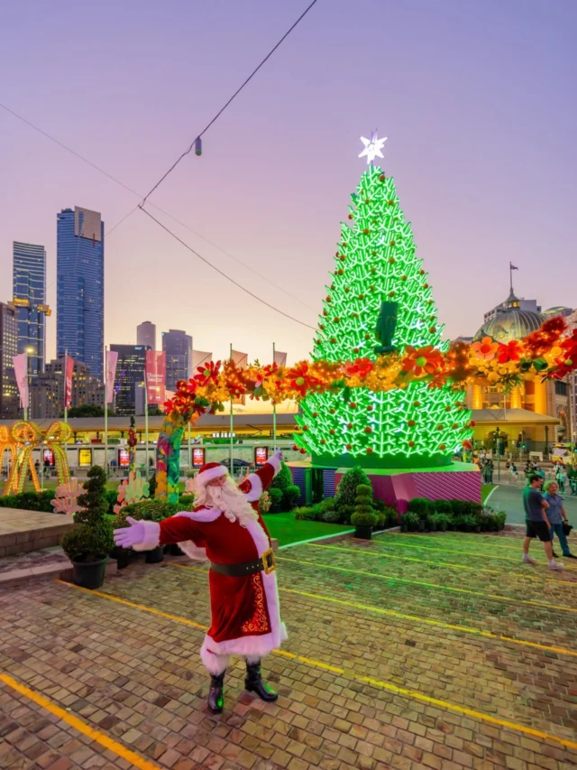 🎄✨ Season’s Greetings. ✨🎄
Wishing you a joyful and magical festive season from the heart of the city. 

We’ll be open on Christmas Day from 12pm – 5pm, so join us for some festive cheer and take in the best views of Melbourne from above, including over the iconic 17.5-metre LED Christmas tree at @fed.square. 
🎅🎄 

The city looks even more magical at Christmas - see it from the top at Melbourne Skydeck.

📸 via @Whatsonmelb 🙌

#MelbourneSkydeck #Melbourneviews #Observationdeck #Melbourne #SchoolHolidays