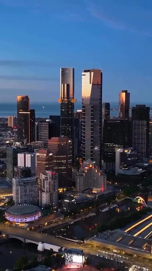 How many times can you spot Melbourne Skydeck in this reel? 👀
The best views in Melbourne are always from Skydeck — the perfect spot to take it all in. 🏙️✨
Huge thanks to @yarrarivermelbourne for capturing the city from every angle.
📸 Don’t just watch — experience it for yourself @melbourneskydeck and see Melbourne from the top!

🎥 by @yarrarivermelbourne 🙌

#MelbourneSkydeck #Summer #Observationdeck #Melbourne #WhatsonMelb