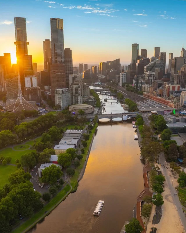 Seeing Melbourne from above like this is something truly special. ✨
From the winding Yarra River to the bustling streets of the CBD, the city comes alive with colour, movement, and energy. Whether it’s the iconic skyline, hidden laneways, or the green oasis of Birrarung Marr, these views make you pause, take a breath, and appreciate all the layers that make Melbourne so unique.

📍 Melbourne CBD, Birrarung Marr

📸 @walking_perspective (via @melbs_insider) 

#Melbourneskydeck #melbourne #visitmelbourne #australia #yarrariver