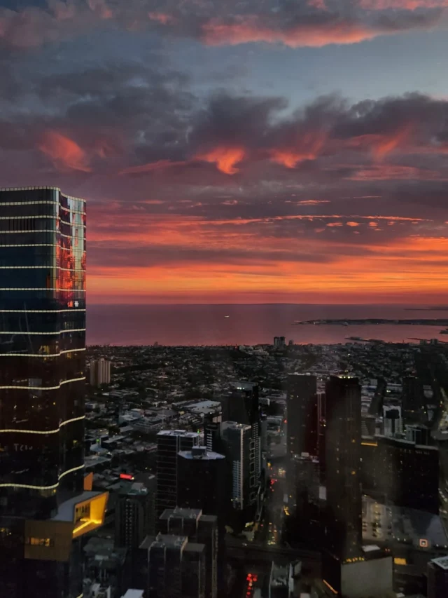 ✨ Interupting your evening with tonight’s sunset, captured from Level 88 @melbourneskydeck.

Melbourne, we love you. 🙌

#Melbourne #MelbourneSkydeck #sunset #whatsonmelb #visitmelbourne