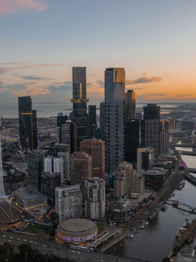 Golden hour, redefined. ✨
From above, the city transforms — the Yarra River catching the last light as day quietly slips away and night begins to take over.
It’s that fleeting moment in between — where the skyline softens, reflections ripple, and Melbourne starts to glow from the inside out. 

Did you know we are open until 9pm every day? 

📸 Beautifully captured by @adventures.of.davidm 🙌

#MelbourneSkydeck #Melbourne #whatsonmelb #visitmelbourne #australia