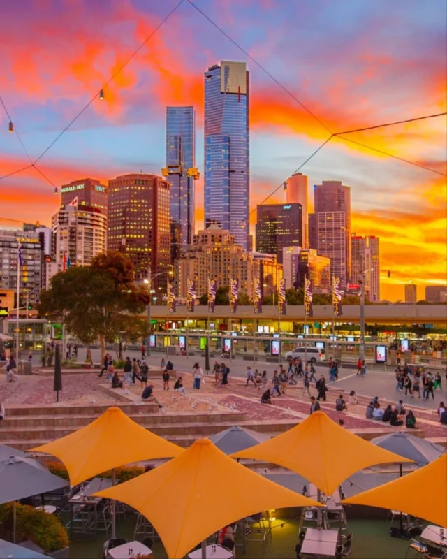 There’s nothing quite like Melbourne turning it on at sunset. 🌆✨
With golden hour landing around 6pm this month (and just a little after 5pm by the end of May), it’s the perfect time to watch the skyline shift from day to night. And with Melbourne Skydeck open until 9pm daily, you’ve got plenty of time to soak up the view long after the sun goes down.

Because in Melbourne… the magic doesn’t stop at sunset.

📸 by @walking_perspective 🙌🙌🙌