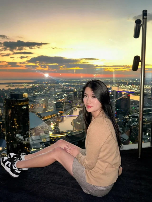 Autumn sunsets are pure magic. 🍂🌆
Watch Melbourne glow from golden hour to glittering lights at Melbourne Skydeck. One moment it’s soft skies and warm hues… the next, the whole city comes alive beneath you. ✨

Settle in, take it all in, and watch Melbourne switch the lights on.

📸 by @stephhhnguyen 🙌

#MelbourneSkydeck #melbourne #sunset #whatsonmelb #sunsetmelbourne