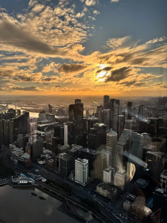 When the city puts on a (sunset) show, there’s no better seat than @melbourneskydeck. ✨🙌

#melbournesunset #melbourneskydeck #whatsonmelb #visitmelbourne #melbourne