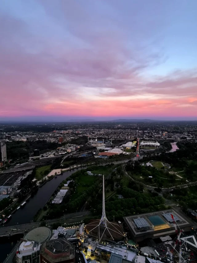 Sunset tonight was pure magic. ✨

📸 Taken from 88 floors up, at Melbourne Skydeck, the highest observation deck in the Southern Hemisphere. 🙌

Melbourne, you really are something special. 

#melbourne #sunset #whatsonmelb #melbourneskydeck #visitmelbourne